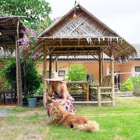 Bed and Breakfast Les Fleurs House à Khao Lak Extérieur photo